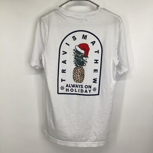 Men's Travis Mathew Pineapple Santa Christmas Hat Short Sleeved Tee Shirt small